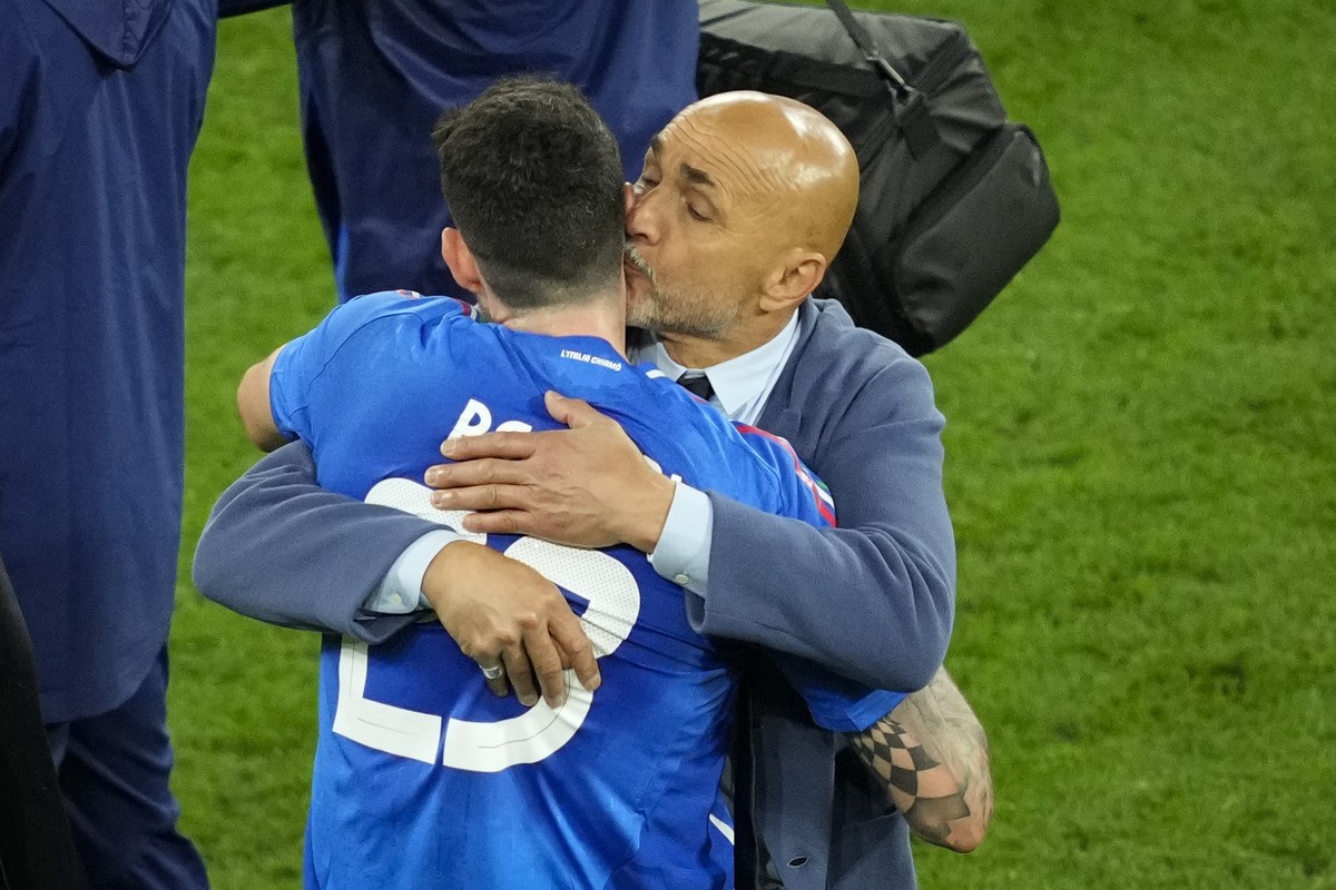 Italy's head coach Luciano Spalletti kisses Alessandro Bastoni at the end of a Group B match between Italy and Albania at the Euro 2024 soccer tournament in Dortmund, Germany, Saturday, June 15,  ...