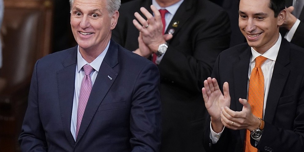 Der 57-Jährige Kevin McCarthy wurde in der Nacht auf Samstag im 15. Wahlgang auf den mächtigen Posten gewählt.