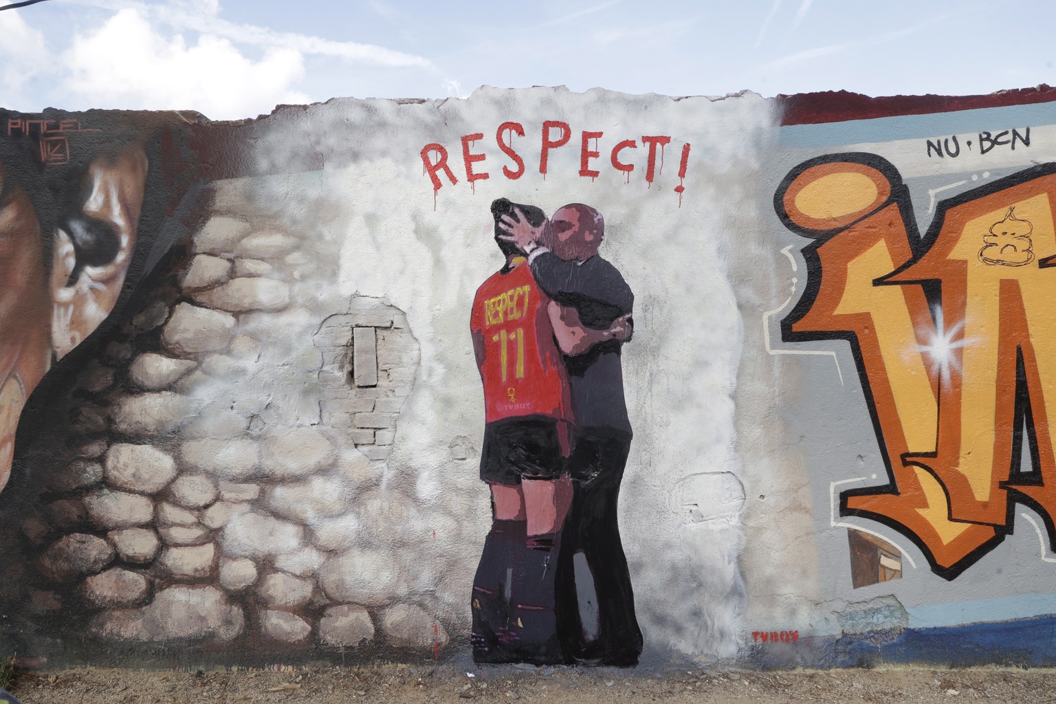 epaselect epa10834305 A graffiti by urban artist TVBoy depicts President of the Royal Spanish Soccer Federation (RFEF) Luis Rubiales kissing Spanish player Jenni Hermoso, in Barcelona, Spain, 01 Septe ...