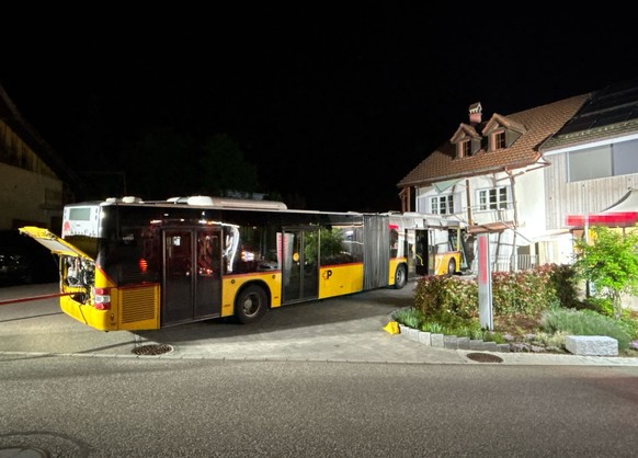 Nunningen: Führerloser Gelenkbus in Hausfassade gerollt – niemand verletzt