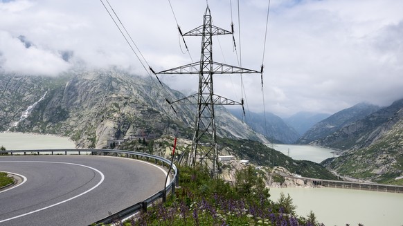 Sromleitungen gehen Talwaerts ueber die beiden Stausee Grimsel, vorne und Raetterichs Boden, am Mittwoch, 27. Juli 2022, an der Grimsel. Fuer den kommenden Winter koennte es wegen der Gasreduktion aus ...