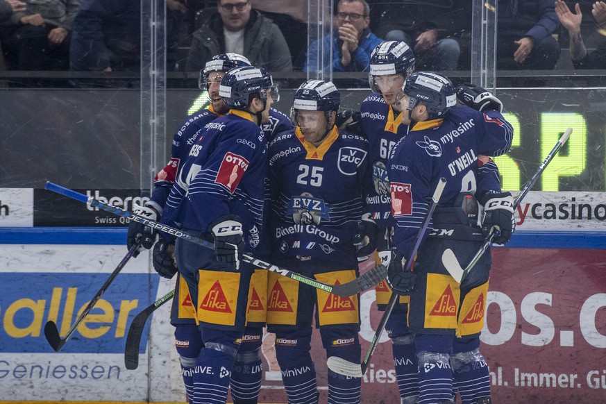 Die Zuger mit Carter Camper, mitte, feiern ein Tor beim Eishockey Meisterschaftsspiel der National League zwischen dem EV Zug und dem Fribourg Gotteron am Dienstag, 28. Februar 2023 in Zug. (KEYSTONE/ ...