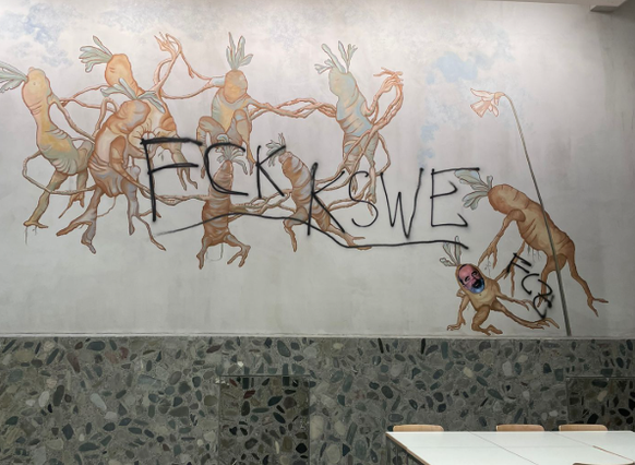 Schmierereien an der KSWE, unten rechts der Kopf des Rektors.