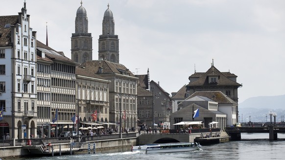 View on the Limmat River, the Limmat quai with the big Munster, left, and City Hall, right, in Zurich, pictured on July 16, 2013. (KEYSTONE/Gaetan Bally)

Blick auf die Limmat, das Limmatquai mit dem  ...