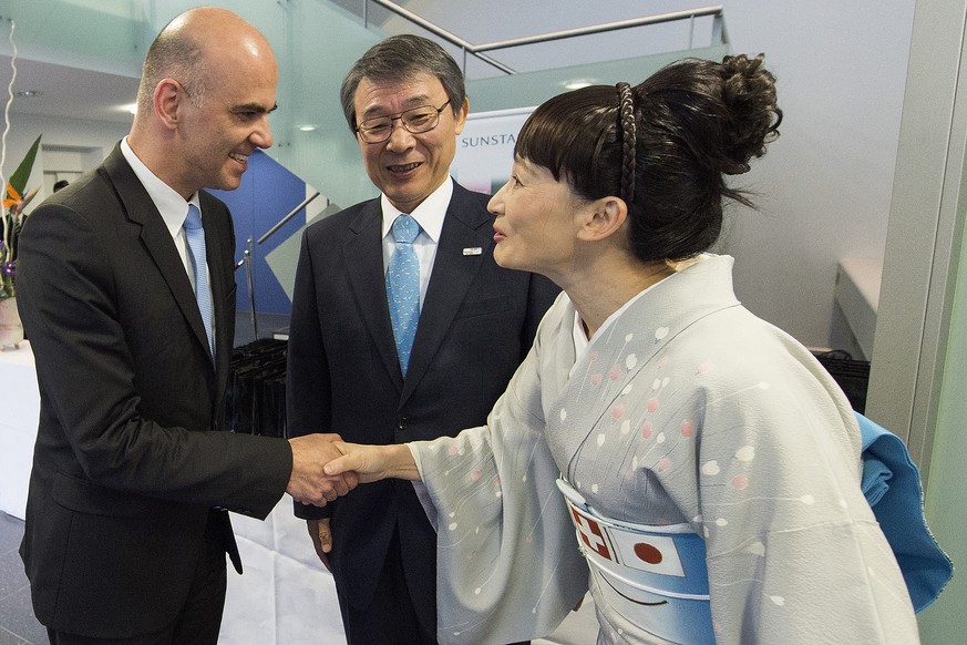 Zwei Wappen auf der Brust: Gattin des japanischen Botschafters im Gespräch mit Bundesrat Berset.