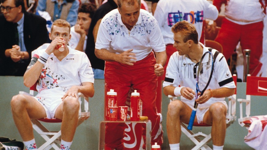 Dimitri Sturdza, der Trainer des Schweizer Davis-Cup-Teams, Mitte, gibt dem Mannschaftscaptain Jakob Hlasek, links, und dem Spieler Marc Rosset waehrend dem Davis-Cup Final zwischen der USA und der Sc ...