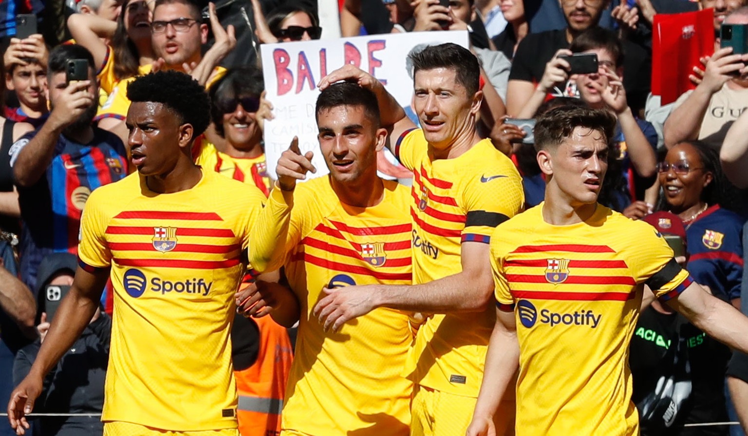 epa10587872 Barcelona&#039;s striker Ferran Torres (2-L) celebrates with his teammates after scoring the 1-0 during the Spanish LaLiga soccer match between FC Barcelona and Atletico de Madrid at Spoti ...