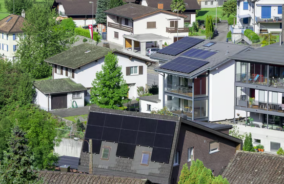 Strom vom Dach des Nachbars: Obwohl Stromproduzenten und Stromkonsumenten profitieren würden, nutzen nur wenige die Gelegenheit.