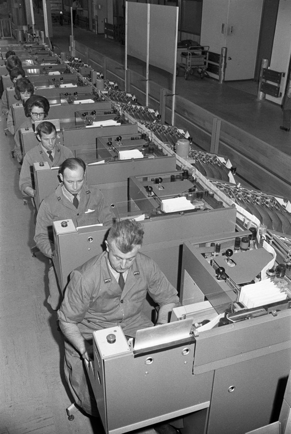 ARCHIVE --- VOR 50 JAHREN, AM 26. JUNI 1965, FÜHRTE DIE SCHWEIZ ALS DRITTES LAND DER WELT NACH DER BRD UND DEN USA POSTLEITZAHLEN EIN --- The first fully automatic letter sorting machine in Switzerlan ...