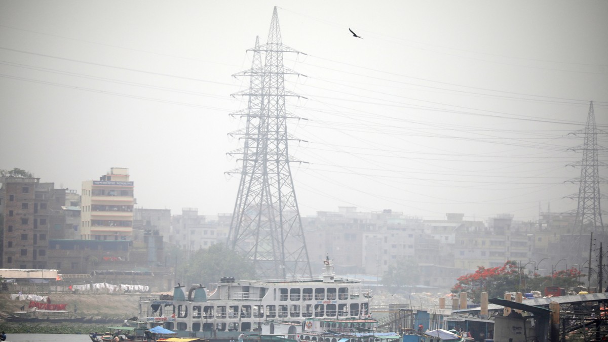 epa12077411 A view on the riverside of the Buriganga, amidst air pollution in Dhaka, Bangladesh, 06 May 2025. Dhaka continues to be ranked as one of the world's most polluted cities, with debris  ...