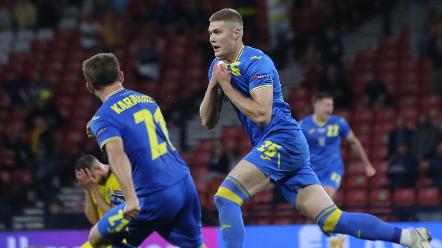 epa09312341 Artem Dovbyk (R) of Ukraine celebrates after scoring the 1-2 goal during the UEFA EURO 2020 round of 16 soccer match between Sweden and Ukraine in Glasgow, Britain, 29 June 2021. EPA/Rober ...