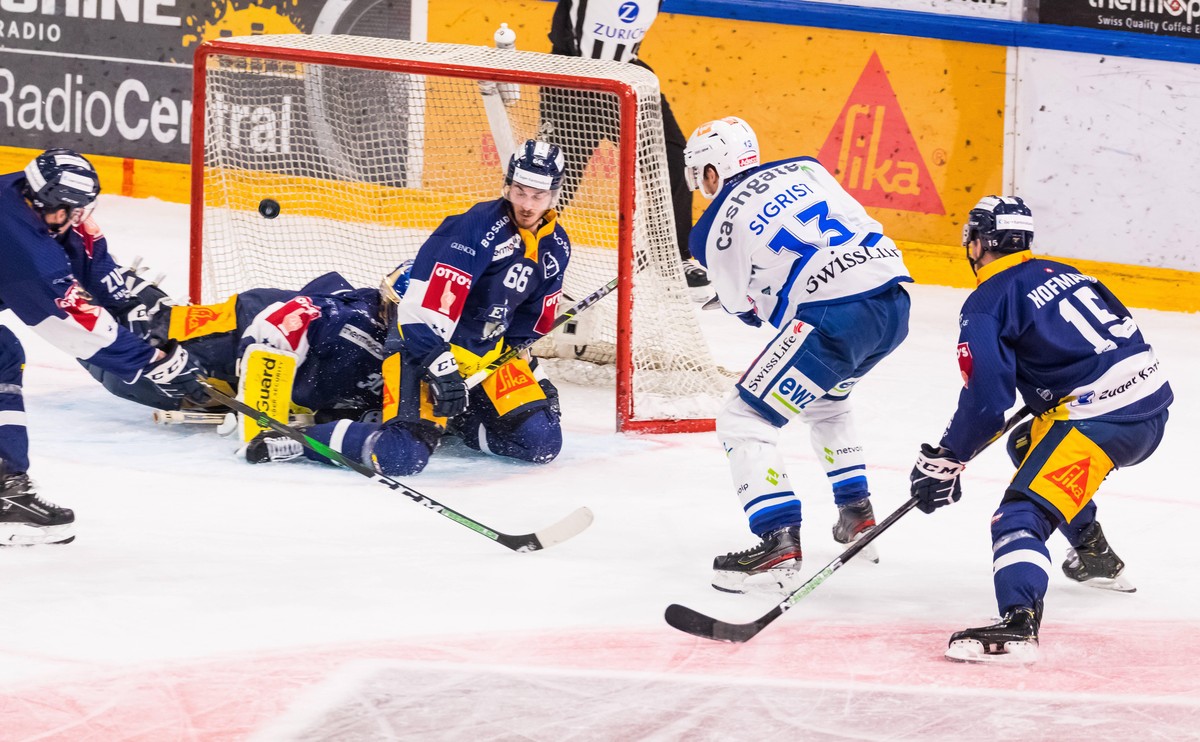 Zug, Schweiz - 27. April 2022: Chaos in der Zuger Defensive. ZSC Stürmer 13 Justin Sigrist wittert seine Chance. Eishockey *** Zug, Switzerland 27 April 2022 Chaos in Zug defense ZSC forward 13 Justin ...
