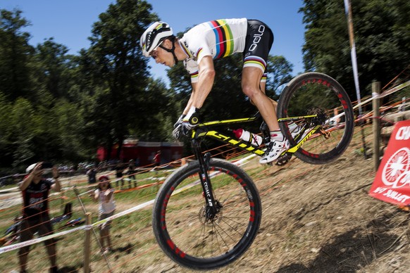 Nino Schurter, le nouveau champion suisse, en action sur le parcours elite hommes lors du championnat suisse de mountainbike cross country ce dimanche 17 juillet 2016 a Echallens. (KEYSTONE/Jean-Chris ...