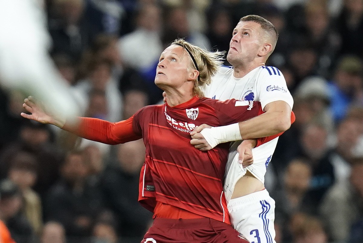 epa10184814 FC Copenhagen's Denis Vavro (R) and Sevilla FC's Kasper Dolberg (L) in action during the UEFA Champions League group G match between FC Copenhagen and Sevilla FC at Parken stadiu ...