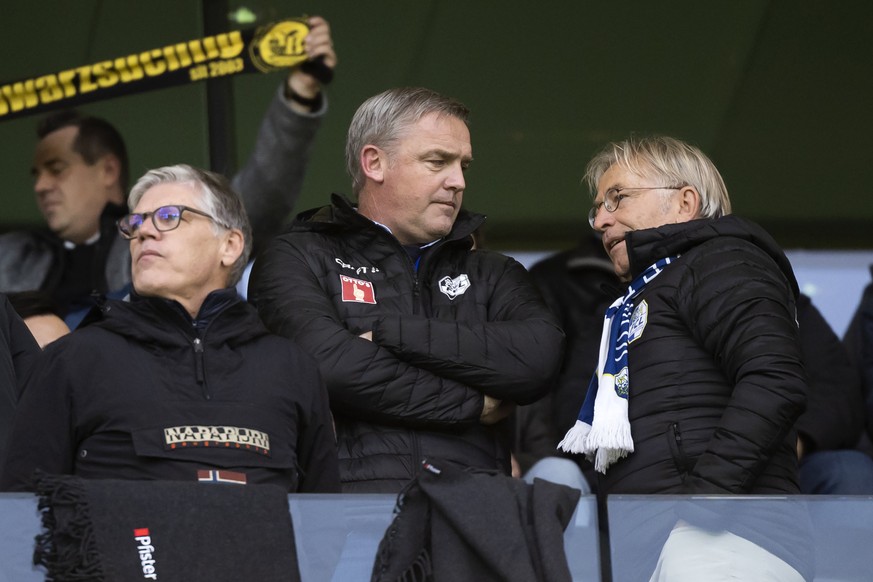 Luzerns Praesident Stefan Wolf, Mitte, diskutiert mit FCL Holding-Minderheitsaktionaer Josef Bieri, rechts, vor dem Super League Spiel zwischen dem BSC Young Boys Bern und dem FC Luzern, am Sonntag, 1 ...