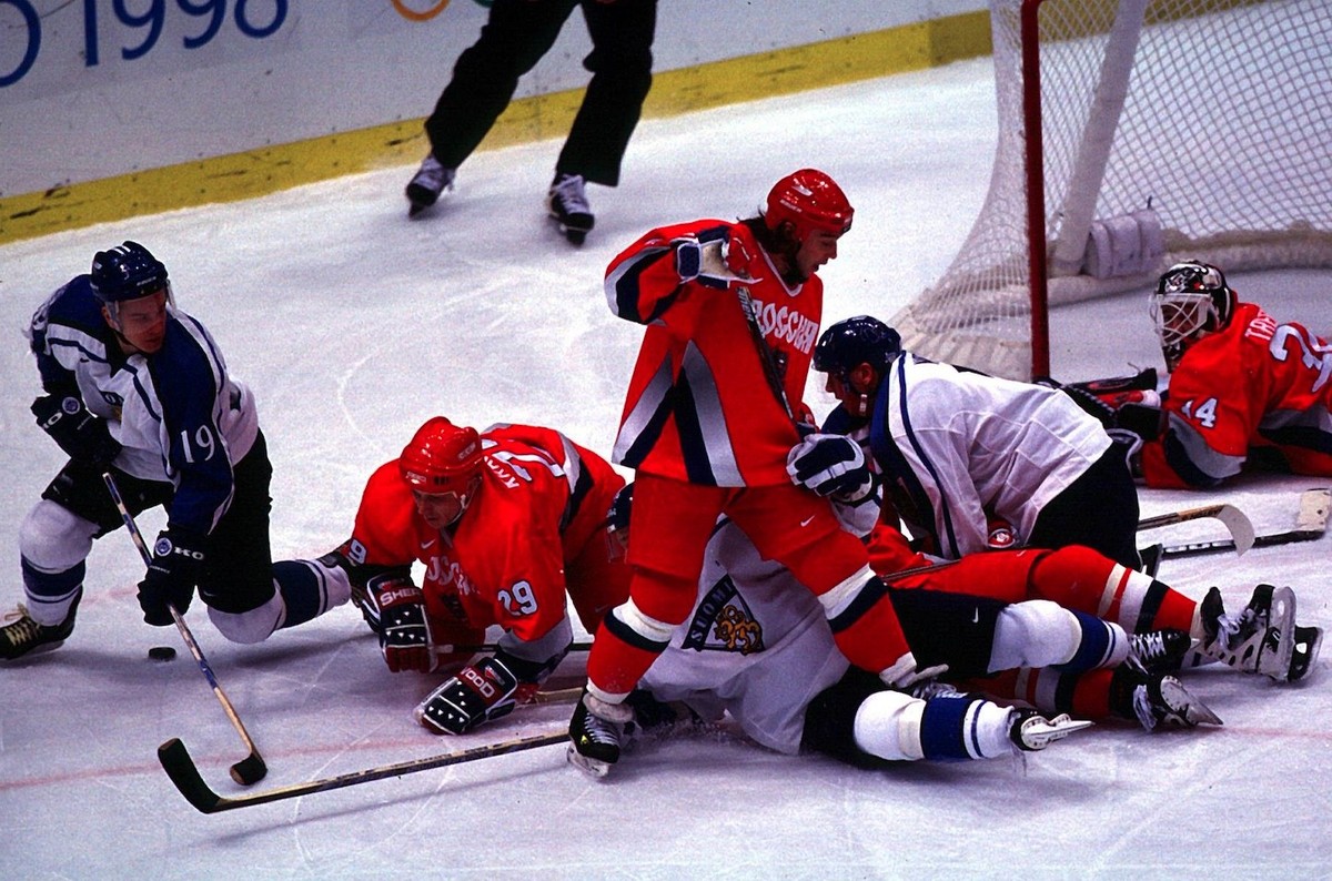 IMAGO / Camera 4

Dichtes Getümmel vor Goalie Mikhail Shtalenkov (re.), u.a. der Finne Juha Lind (19), mit der 29 Igor Kravchuk Eishockey OS Winter Herren Winterspiele 1998, Olympische Spiele, Olympia ...