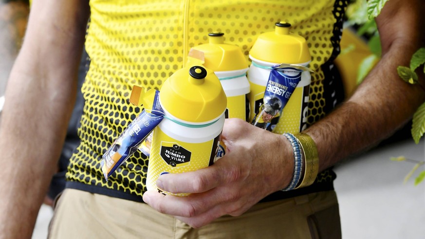 IMAGO / Geisser

16.06.2019. Langenthal ,Tour de Suisse 2.Etappe Langnau -Langnau .Im Bild : : Verpflegung fuer die Rennfahrer (Team Jumbo - Visma Aktion *** 16 06 2019 Langenthal ,Tour de Suisse 2 St ...