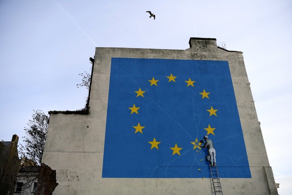 epaselect epa07267736 A view of a Brexit-inspired mural by anonymous British street artist Banksy depicting the European flag in Dover, Britain, 07 January 2019. Hauliers, who fear a no-deal Brexit wi ...