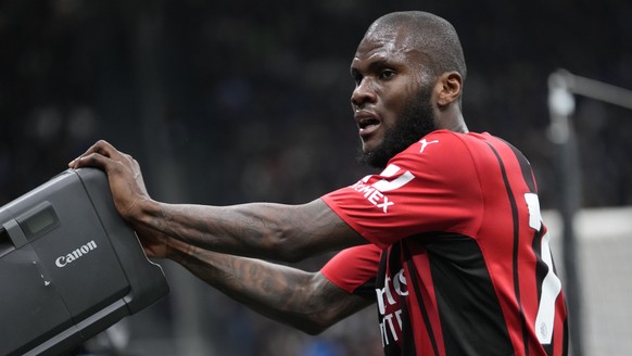 AC Milan&#039;s Franck Kessie reacts during an Italian Cup semifinal, second leg, soccer match between Inter Milan and AC Milan, at the San Siro stadium, in Milan, Italy, Tuesday, April 19, 2022. (AP  ...