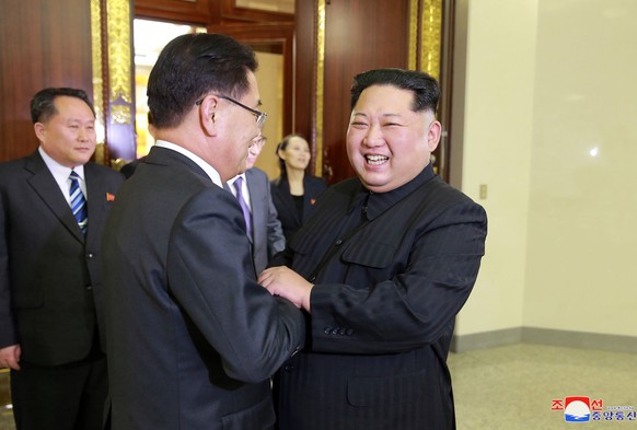 Kim Jong Un mit dem Leiter der südkoreanischen Delegation Chung Eui Yong am Montag in der nordkoreanischen Hauptstadt&nbsp;Pyongyang.