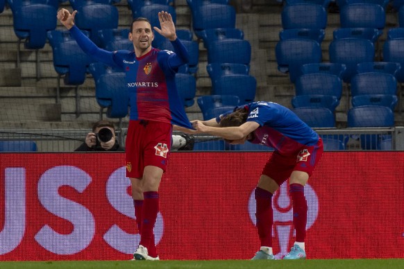 Basels Adam Szalai, links, und Michael Lang, rechts, jubeln nach dem 2:0 im Fussball Meisterschaftsspiel der Super League zwischen dem FC Basel 1893 und dem FC Lausanne-Sport im Stadion St. Jakob-Park ...