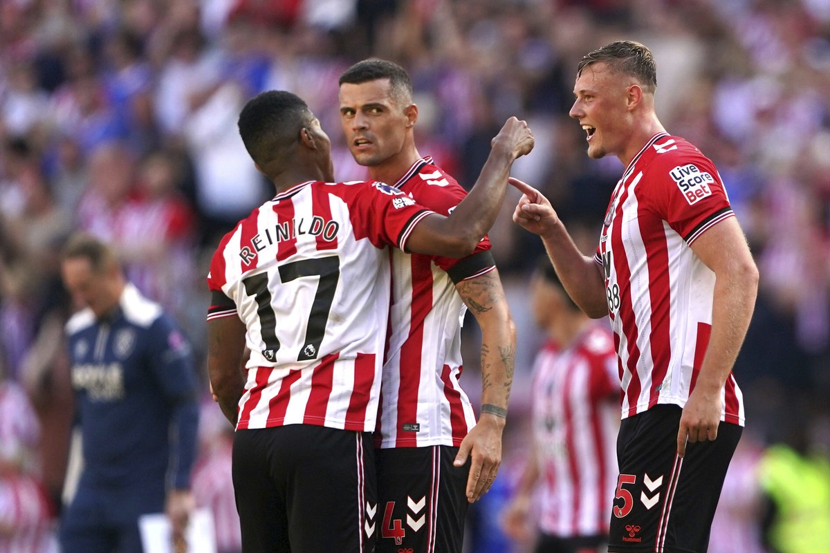 Sunderland's Granit Xhaka, centre, celebrates with teammates after the English Premier League soccer match between AFC Sunderland and West Ham United in Sunderland, England, Saturday, Aug. 16, 20 ...