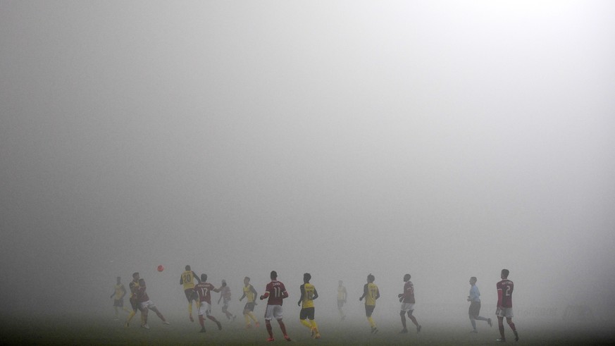 epa08844690 Players of Young Boys and CSKA Sofia play under heavy fog during the UEFA Europa League group A soccer match between CSKA Sofia and Young Boys Bern in Sofia, Bulgaria, 26 November 2020. EP ...