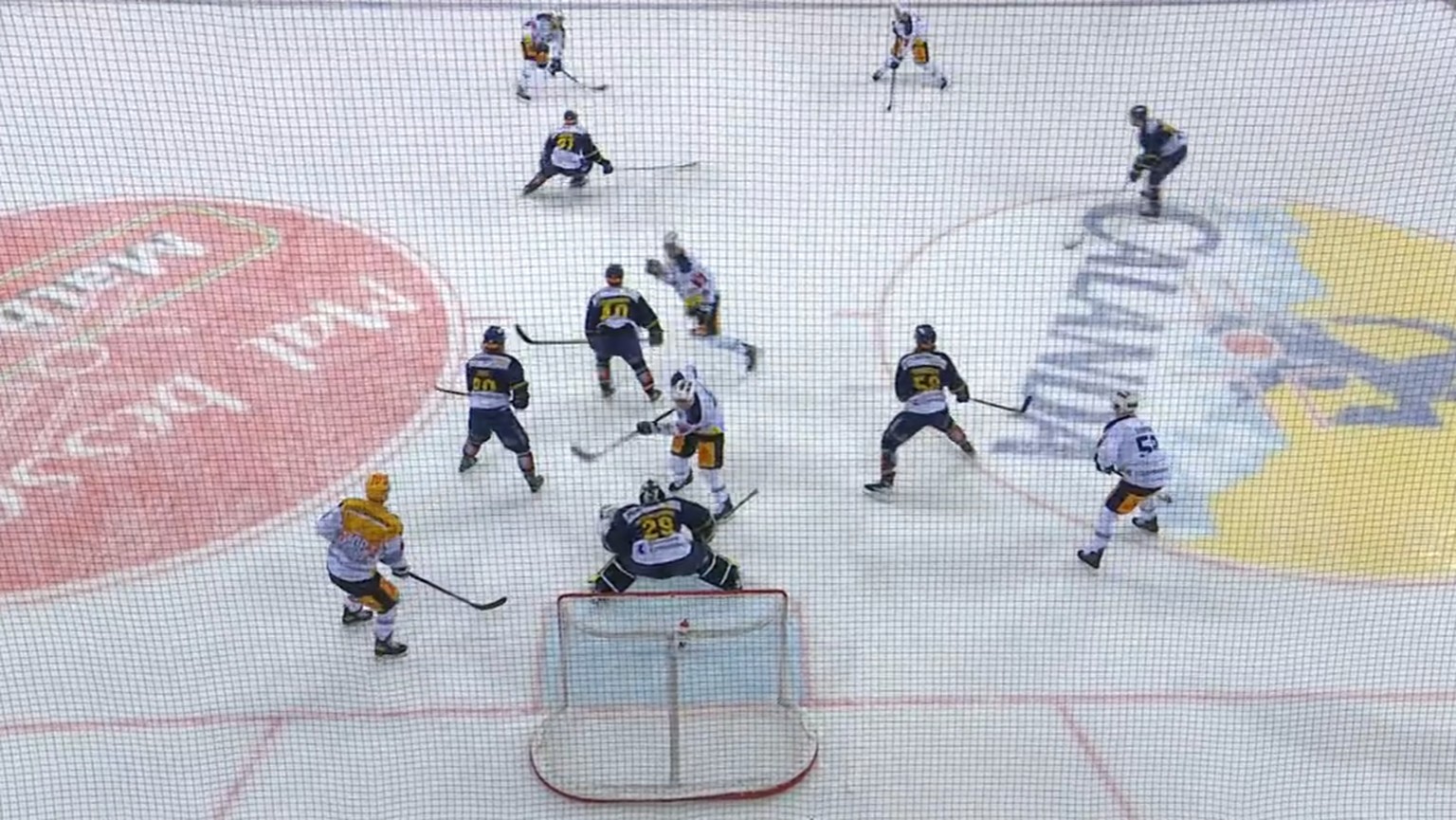 Vor Hofmanns 1:1 und Sekunden vor Schluss fuchtelt Lander mit dem Stock vor HCD-Goalie Aeschlimann herum.