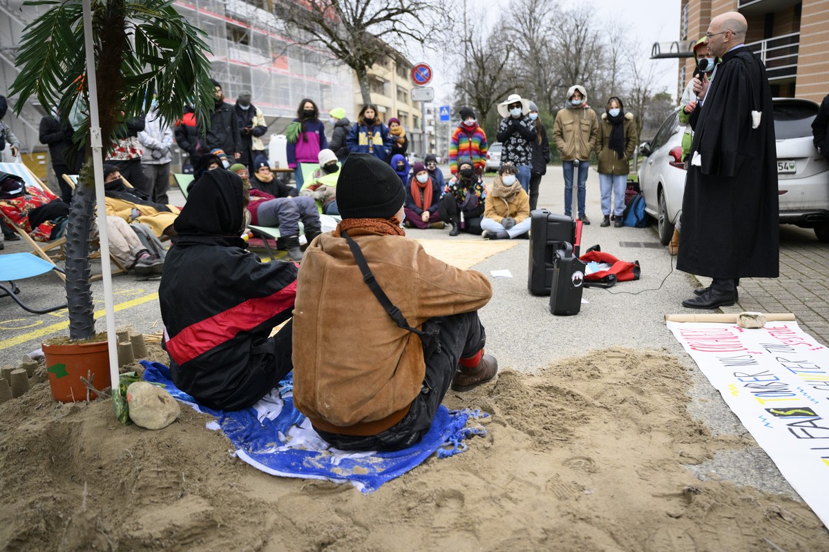 Philippe Currat, droite, avocat d'un des zadistes parle aux sympathisants sur une plage creee pour l'occasion lors des verdicts des premiers proces des activistes de la ZAD du Mormont ce lun ...
