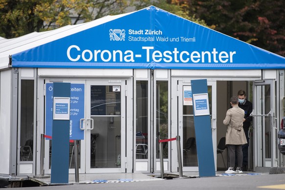 Das Corona-Testcenter vor dem Stadtspital Triemli, aufgenommen am Donnerstag, 15. Oktober 2020 in Zuerich. (KEYSTONE/Ennio Leanza)
