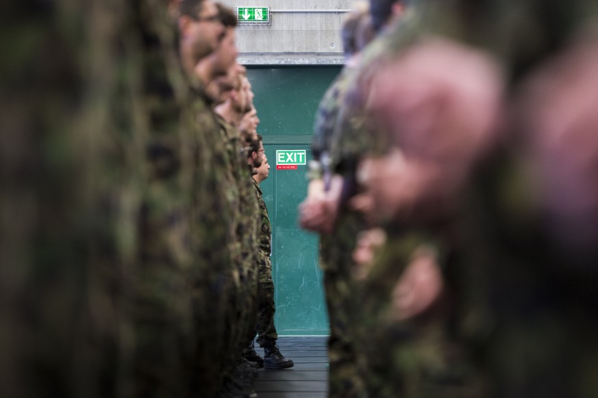 THEMENBILD - ARMEE SAGT WEGEN CORONAVIRUS WIEDERHOLUNGSKURSE WK AB --- Armeeangehoerige vor einem EXIT Signet waehrend dem Festakt bei der Entlassungsinspektion in der Kaserne Reppischtal in Birmensdo ...