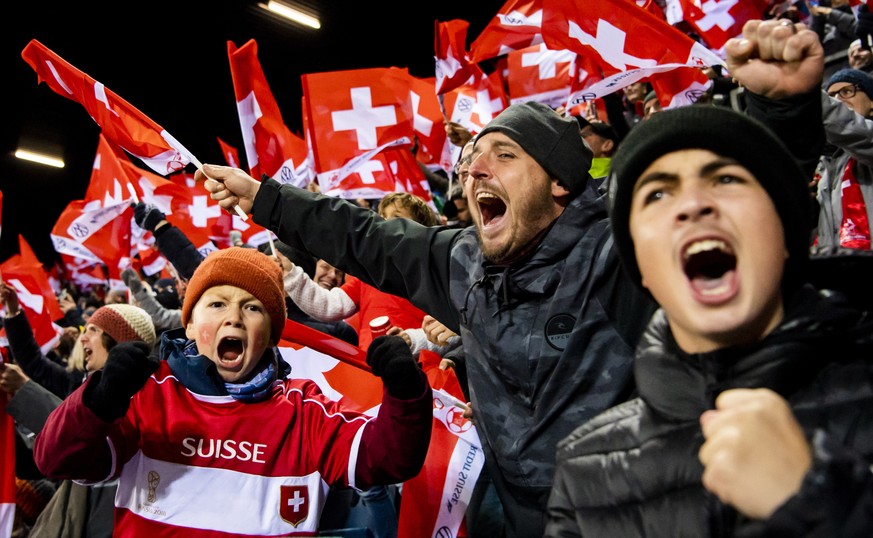 epaselect epa09584245 Fans of Switzerland celebrate during the FIFA World Cup 2022 group C qualifying soccer match between Switzerland and Bulgaria in Lucerne, Switzerland, 15 November 2021. EPA/URS F ...