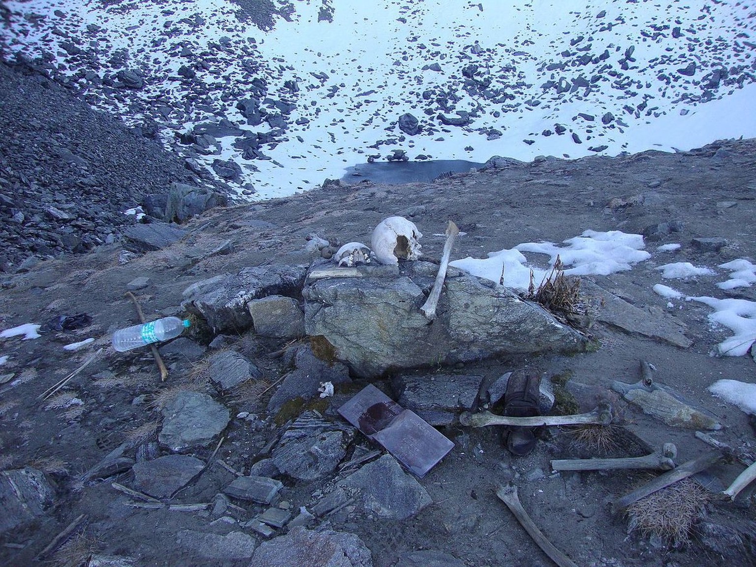 Skelettreste am Roopkund-See in Indien.
https://commons.wikimedia.org/w/index.php?curid=49374743