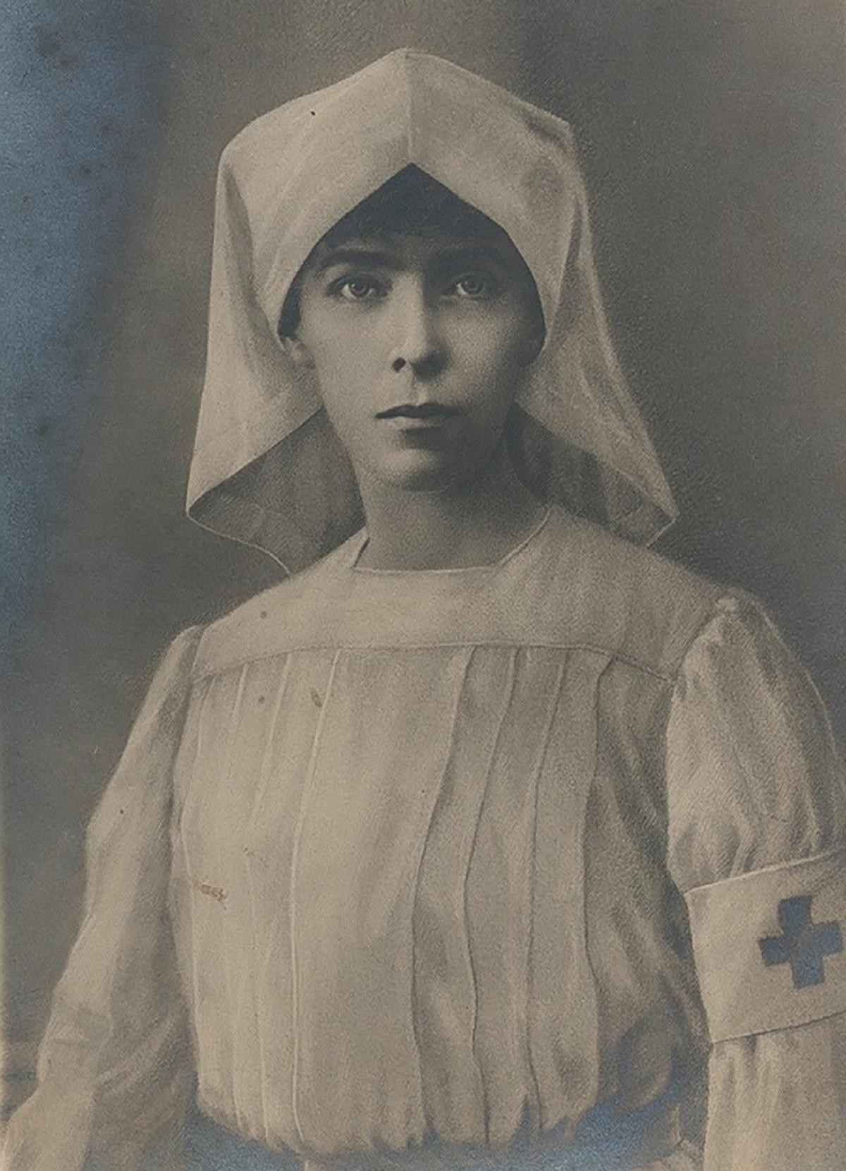 Königin Elisabeth von Belgien als Krankenschwester während des Ersten Weltkriegs.
https://de.wikipedia.org/wiki/Datei:Elisabeth,_Queen_of_the_Belgians_(1876-1965).jpg