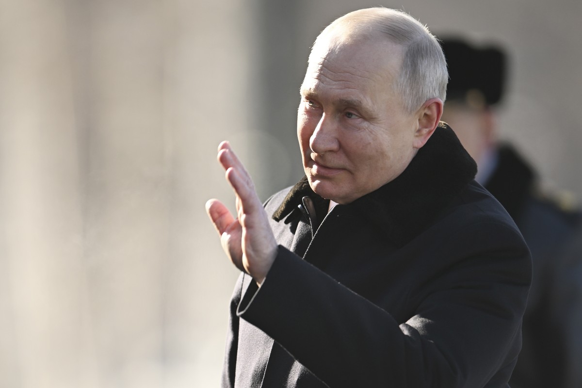 Russian President Vladimir Putin attends a wreath-laying ceremony at the Unknown Soldier's Grave in the Alexander Garden during the national celebrations of the "Defender of the Fatherland D ...