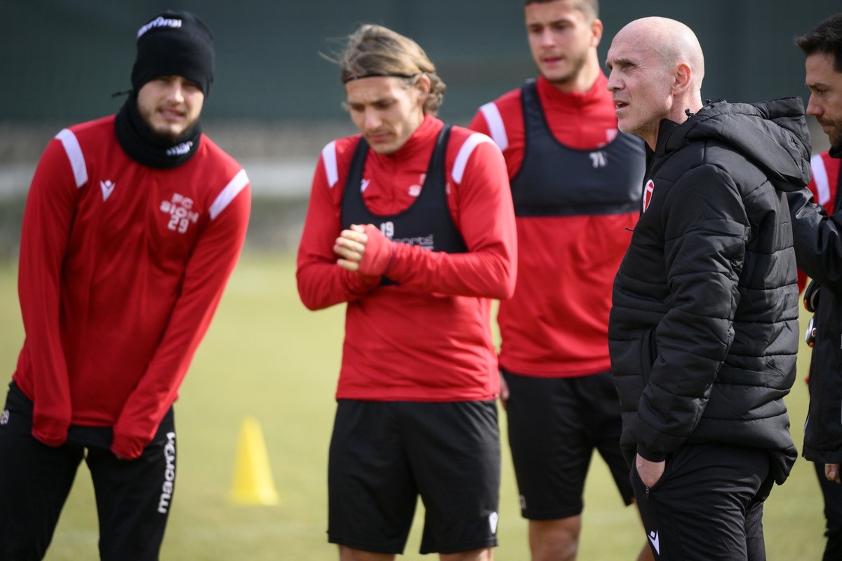 Le nouvel entraineur du FC Sion David Bettoni, droite, parle a ses joueurs, de gauche a droite, Kevin Halabaku, Numa Lavanchy et Gilles Richard lors de son premier entrainement de l'equipe de foo ...