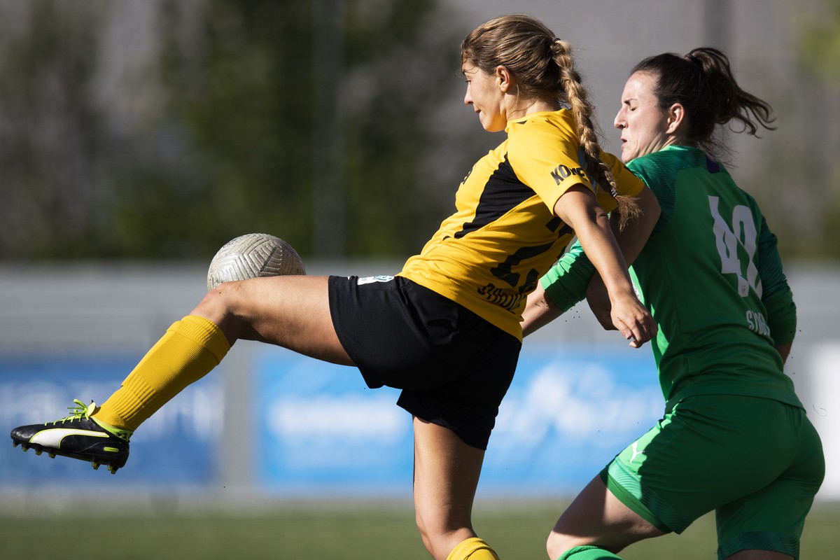 YB's Courtney Aliza Strode, links, und GC's Torhueterin Nicole Studer in Aktion, im Fussball Meisterschaftsspiel der Women's Super League zwischen dem BSC YB-Frauen und dem Grasshopper  ...