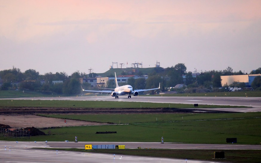 epa09224276 A Ryanair Boeing 737-800 lands in the Vilnius International Airport, in Vilnius, Lithuania, 23 May 2021. As Ryanair spokeswoman said, &#039;the aircraft carrying scores of passengers from  ...