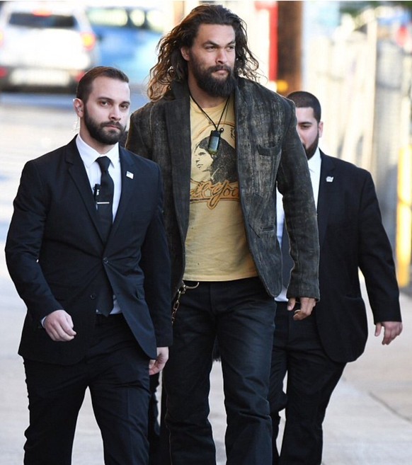 Kurze Titel, gute Titel: Picdump!
Falls du dich jemals unnÃ¼tz fÃ¼hlst, das sind die Bodyguards von Jason Momoa: