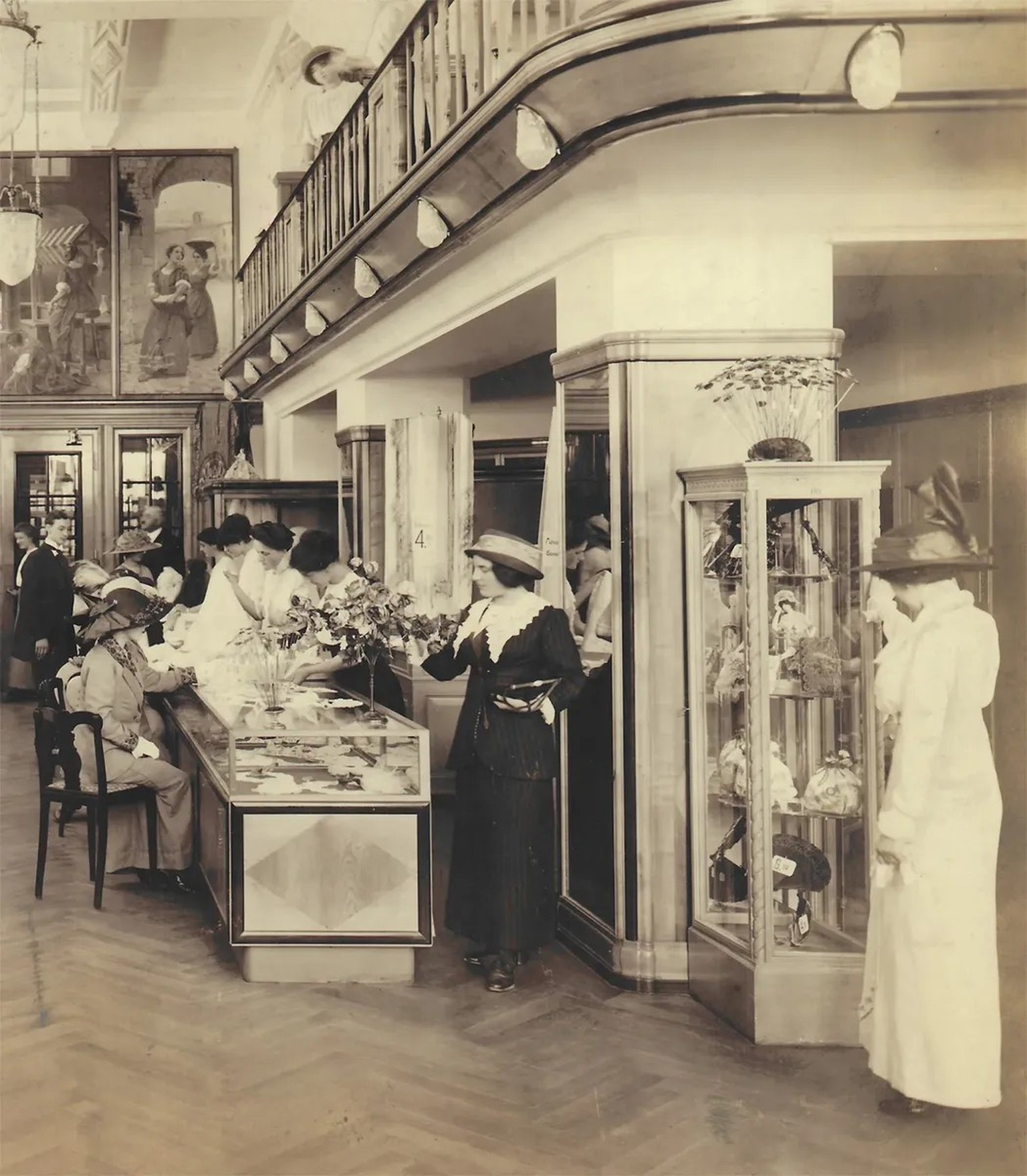 Das Modehaus Grieder hatte die unterschiedlichsten Hutnadeln und Kunstblumen für die Gestaltung der Hüte im Sortiment, 1913.