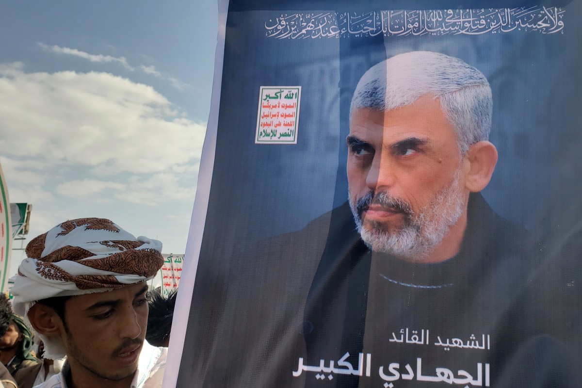 epa12460389 A Houthi supporter displays a placard depicting late Hamas leader Yahya Sinwar during a protest rally against Israel, in Sana'a, Yemen, 17 October 2025. The demonstrators gathered in  ...