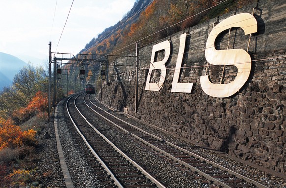 ARCHIV -- ZUR UEBERNAHME DER BELGISCHEN GUETERBAHN CROSSRAIL DURCH DIE BLS CARGO, STELLEN WIR IHNEN AM DONNERSTAG, 7. MAERZ 2019, FOLGENDES BILDMATERIAL ZUR VERFUEGUNG -- An einer Stuetzmauer auf der  ...