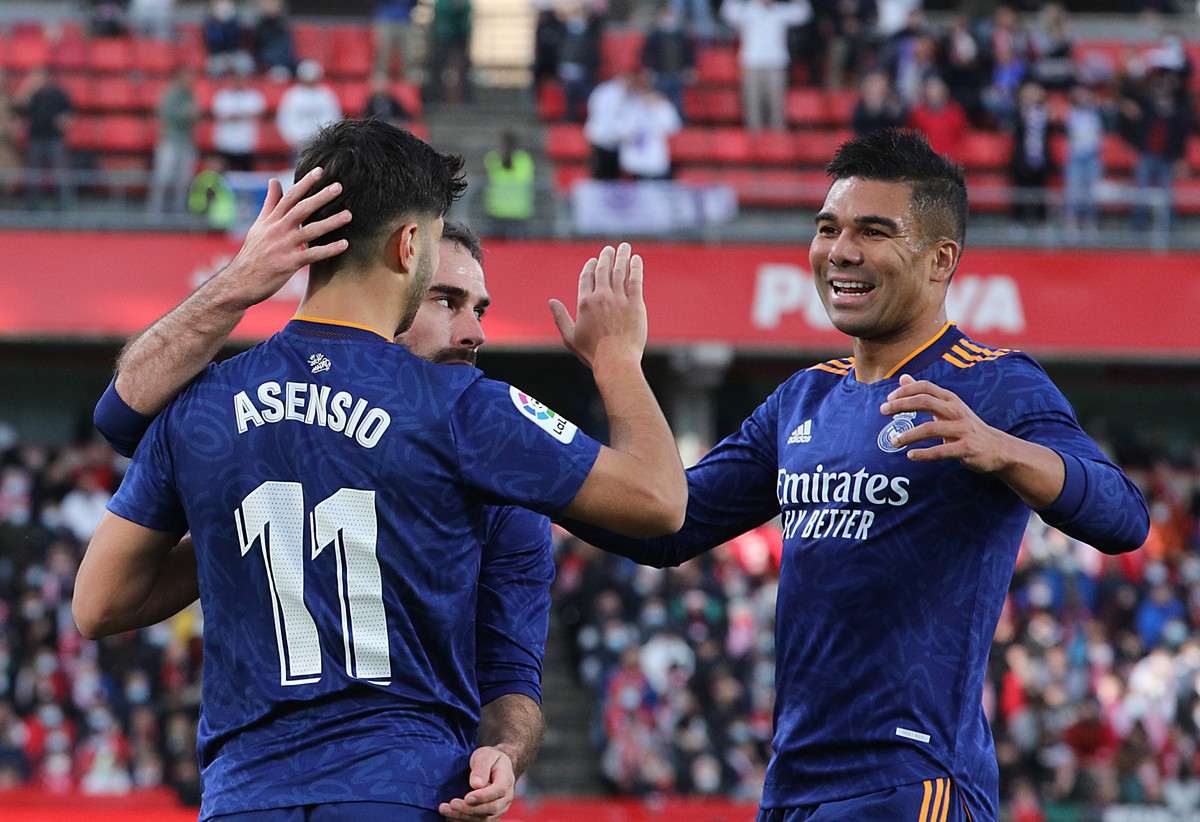 epa09596023 Real Madrid's Marco Asensio (L) celebrates with teammates Dani Carvajal (C) and Casemiro (R) after scoring the 0-1 goal during the Spanish LaLiga soccer match between Real Madrid and  ...
