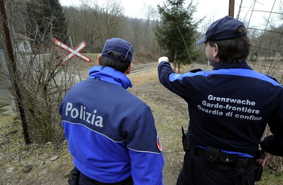 Grenzwächter beobachten die grüne Grenze bei Chiasso.