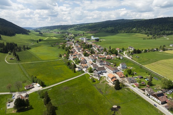 Le village des Verrieres photographie le mercredi, 14 mai 2025 aux Verrieres. Le Village des Verrieres compte environ 700 habitants, il est situe a l'extreme ouest de la Suisse et du canton de Ne ...
