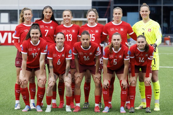 Switzerland&#039;s players from left behind, Laia Balleste, Sydney Schertenleib, Lia Waelti, Luana Buehler, Ana-Maria Crnogorcevic and goalkeeper Elvira Herzog and from left in front, Svenja Foelmli,  ...