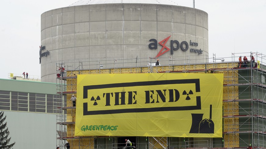 ARCHIV --- ZUR ABSTIMMUNG UEBER DIE &quot;ATOMAUSSTIEGS-INITIATIVE&quot; STELLEN WIR IHNEN FOLGENDES BILD ZUR VERFUEGUNG --- Greenpeace-Aktivisten haengen Transparente mit der Aufschrift &quot;The End ...