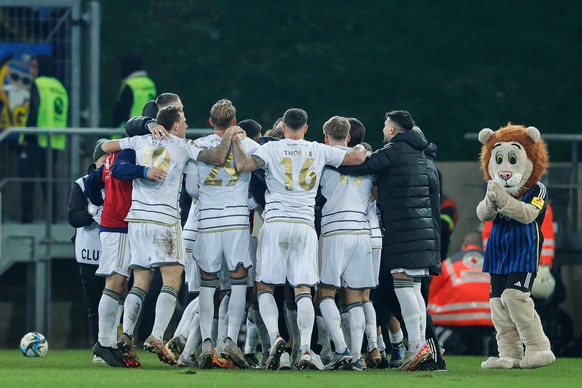 epa11014271 Saarbruecken players celebrate winning the German DFB Cup round of sixteen soccer match between 1. FC Saarbruecken and Eintracht Frankfurt in Saarbruecken, Germany, 06 December 2023. EPA/R ...