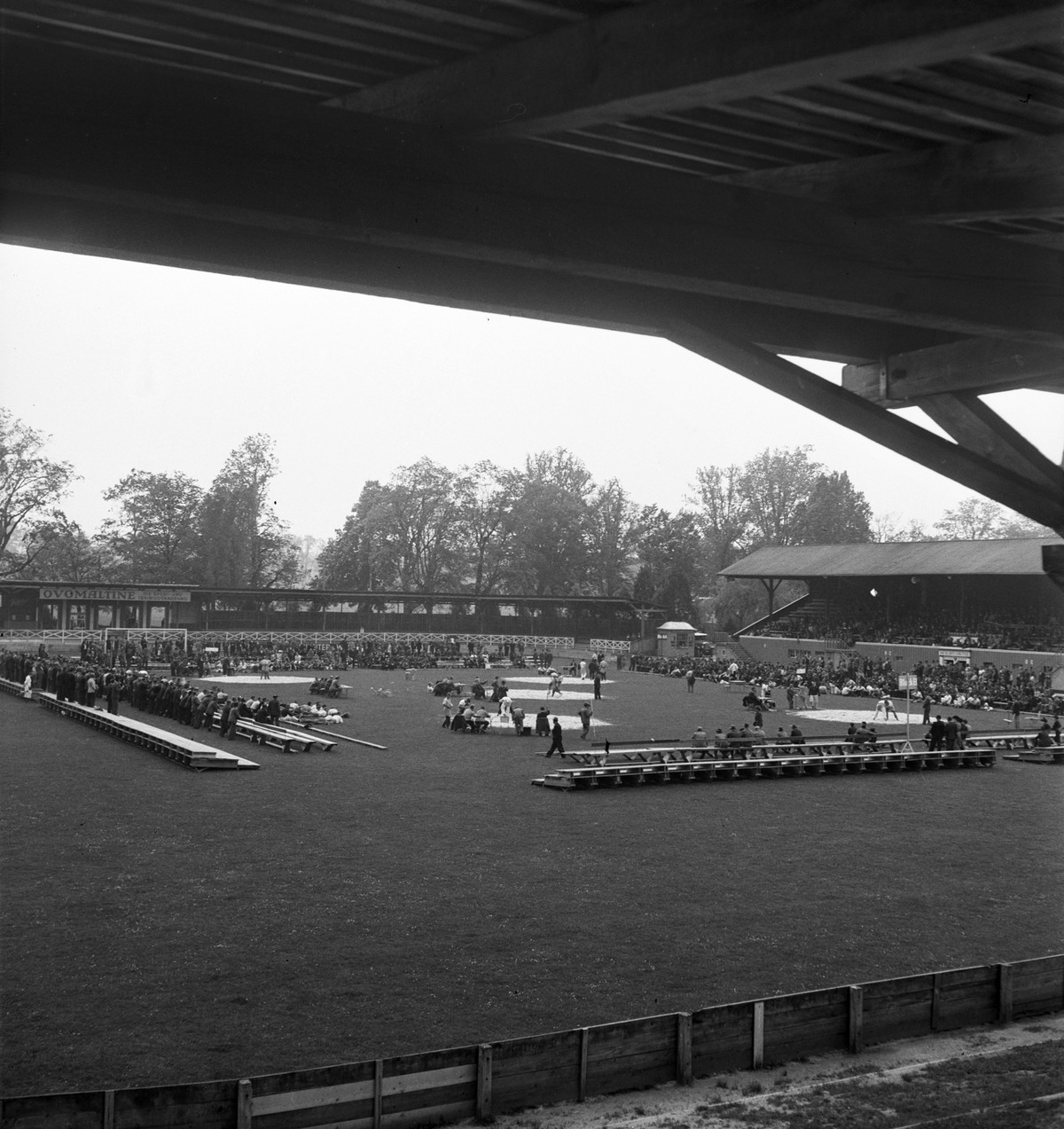 Fuer einmal liegt Saegemehl im Fussballstadion. Blick in das Wankdorf-Stadion von Bern anlaesslich des Mittellaendischen Schwingfestes im Kriegsjahr 1943. (KEYSTONE/PHOTOPRESS-ARCHIV/Str)