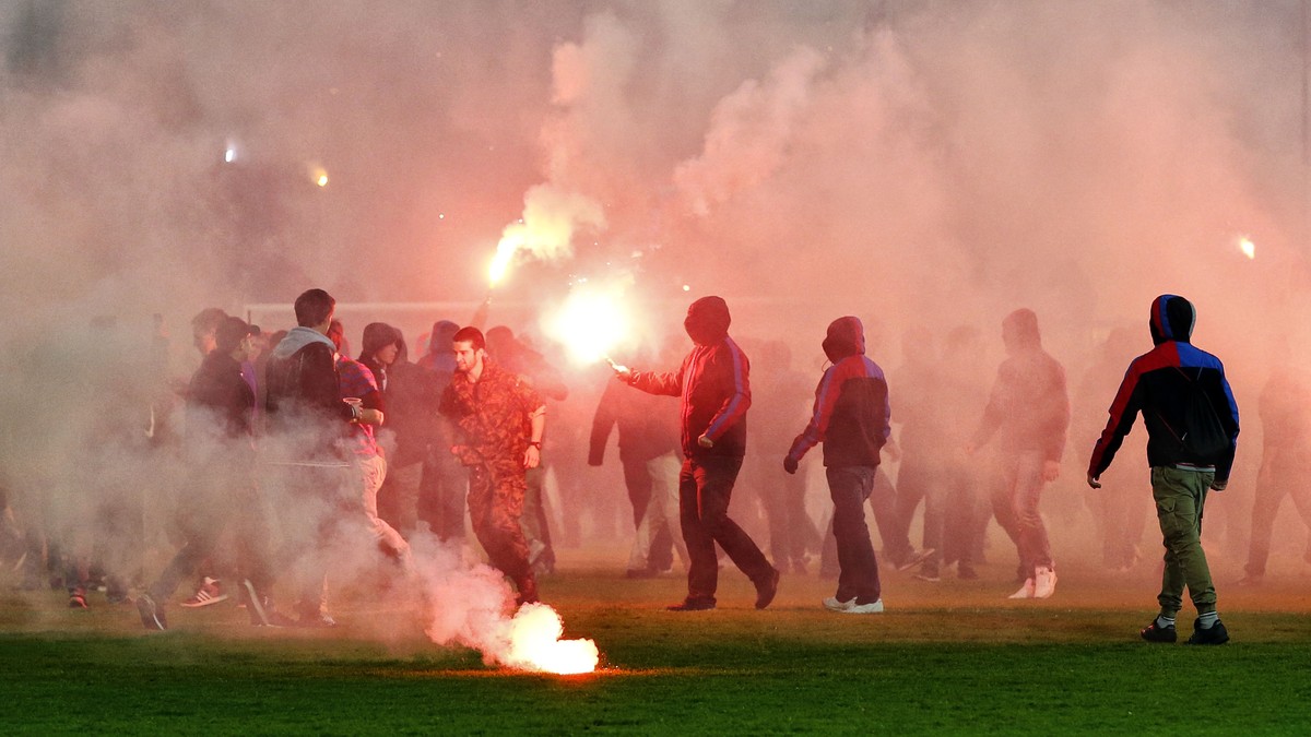 Basler Hooligans stuermen das Feld nach dem Sieg und dem Meisterschaftsgewinn ihres Teams nach dem Fussball Meisterschaftsspiel der Super League zwischen dem FC Aarau und dem FC Basel am Donnerstag, 1 ...